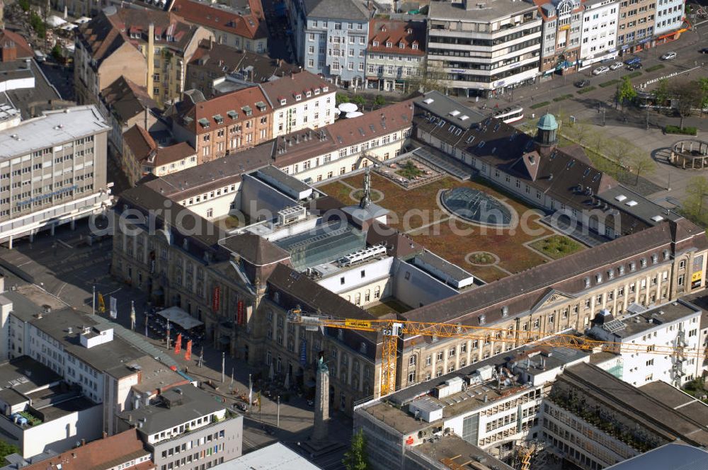 KARLSRUHE from the bird's eye view: Blick auf das Einkaufszentrum Post Galerie in Karlsruhe. Die Post Galerie in der Innenstadt von Karlsruhe ist ein Einkaufszentrum; sie befindet sich im ehemaligen Hauptpostgebäude zwischen Europaplatz und Stephanplatz und wurde 2001 eröffnet. Das mächtige Sandsteingebäude wurde von dem Berliner Architekten Wilhelm Walter im neobarocken Stil entworfen und am 18. Oktober 1900 als Reichspost-Telegrafengebäude eröffnet. Verwaltet wird die Post Galerie von der Brune Consulting GmbH in Düsseldorf. Kontakt: Jones Lang LaSalle GmbH, Kaiserstraße 217, 76133 Karlsruhe, Tel. +49 (0)721 1805860, Fax +49 (0)721 1805861, EMail info@postgalerie.de