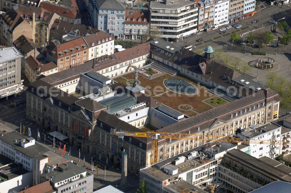 Aerial image KARLSRUHE - Blick auf das Einkaufszentrum Post Galerie in Karlsruhe. Die Post Galerie in der Innenstadt von Karlsruhe ist ein Einkaufszentrum; sie befindet sich im ehemaligen Hauptpostgebäude zwischen Europaplatz und Stephanplatz und wurde 2001 eröffnet. Das mächtige Sandsteingebäude wurde von dem Berliner Architekten Wilhelm Walter im neobarocken Stil entworfen und am 18. Oktober 1900 als Reichspost-Telegrafengebäude eröffnet. Verwaltet wird die Post Galerie von der Brune Consulting GmbH in Düsseldorf. Kontakt: Jones Lang LaSalle GmbH, Kaiserstraße 217, 76133 Karlsruhe, Tel. +49 (0)721 1805860, Fax +49 (0)721 1805861, EMail info@postgalerie.de