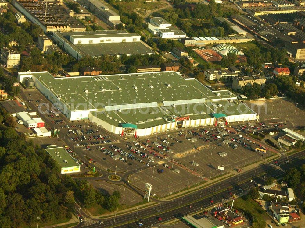 Aerial photograph Lodz - 30.08.2005 Lodz; Lodz ist die zweitgrößte Stadt Polens und gleichzeitig die Hauptstadt des gleichnamigen Verwaltungsbezirks. Die großen Einkaufszentren liegen meistens “auf der Grünen Wiese” im Peripheriebereich der Städte entlang der Einfallstraßen, bzw. sind von dort aus beschildert. Die modernen Komplexe, z.B. Geant, verfügen über ausreichend Parkplätze und bestehen aus einer größeren Anzahl Shops und Boutiquen im oberen Preissegment