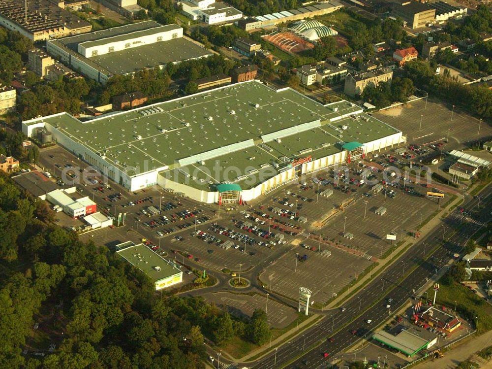 Lodz from above - 30.08.2005 Lodz; Lodz ist die zweitgrößte Stadt Polens und gleichzeitig die Hauptstadt des gleichnamigen Verwaltungsbezirks. Die großen Einkaufszentren liegen meistens “auf der Grünen Wiese” im Peripheriebereich der Städte entlang der Einfallstraßen, bzw. sind von dort aus beschildert. Die modernen Komplexe, z.B. Geant, verfügen über ausreichend Parkplätze und bestehen aus einer größeren Anzahl Shops und Boutiquen im oberen Preissegment