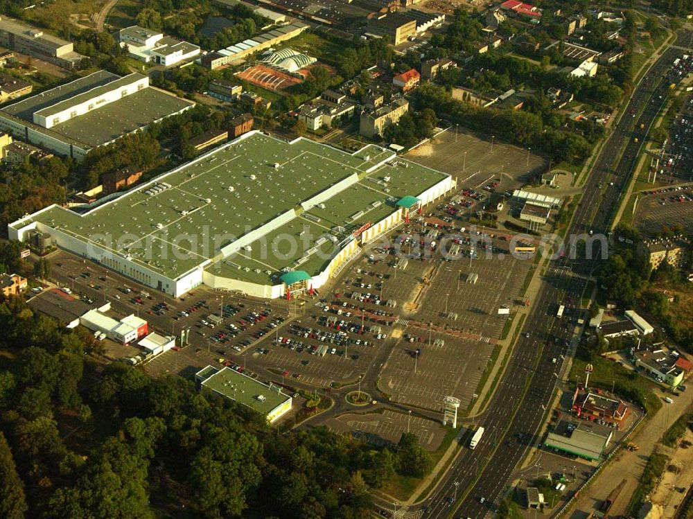 Lodz from the bird's eye view: 30.08.2005 Lodz; Lodz ist die zweitgrößte Stadt Polens und gleichzeitig die Hauptstadt des gleichnamigen Verwaltungsbezirks. Die großen Einkaufszentren liegen meistens “auf der Grünen Wiese” im Peripheriebereich der Städte entlang der Einfallstraßen, bzw. sind von dort aus beschildert. Die modernen Komplexe, z.B. Geant, verfügen über ausreichend Parkplätze und bestehen aus einer größeren Anzahl Shops und Boutiquen im oberen Preissegment