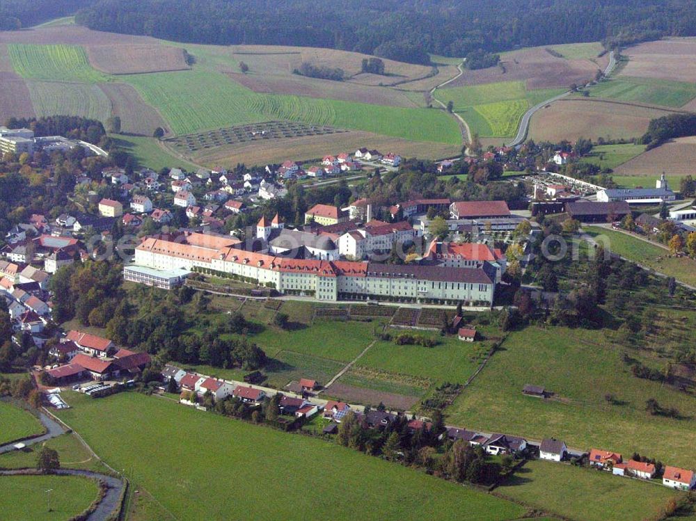 Mallersdorf / Paffenberg / Bayern from above - Kloster Mallersdorf, Klosterberg 1, 84066 Mallersdorf-Pfaffenberg, Tel. 08772/69-0. Jahre 1109 gegründete Benediktinerkloster Mallersdorf