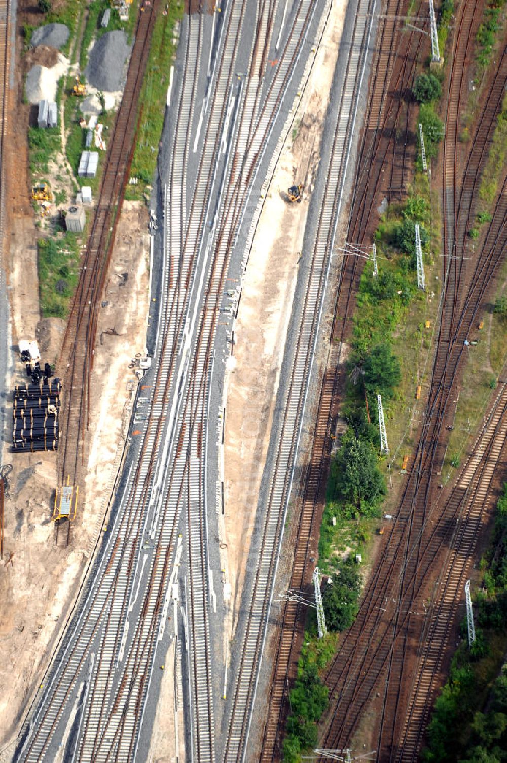 Berlin from above - Blick auf das Gleisnetz am Betriebsbahnhof Schöneweide. Dieser ist links im Bild zu sehen, direkt am Adlergestell. Im Bildzentrum befindet sich die Hauptwerkstatt Berlin-Schöneweide der S-Bahn Berlin GmbH, die sich hauptsächlich mit der Fahrzeugerhaltung des Wagenparkes der Berliner S-Bahn sowie der U- und Straßenbahnzüge der Stadt befasst.