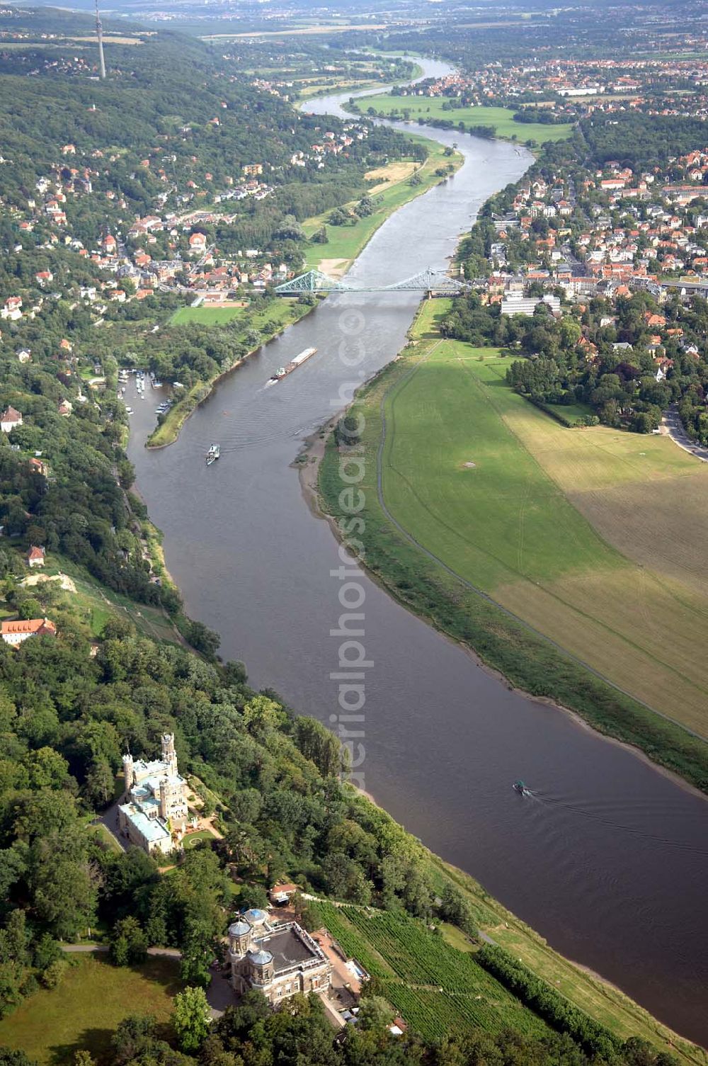 Dresden from the bird's eye view: Die Dresdner Elbhänge sind ein kulturlandschaftlicher Raum in Dresden. Sie bilden den nordöstlichen Rand des Elbtalkessels. Zu erkennen ist auch die Loschwitz Brücke (Blaues Wunder). Unten im Bild sind das Schloss Eckbert und das Lingnerschloss zu sehen.