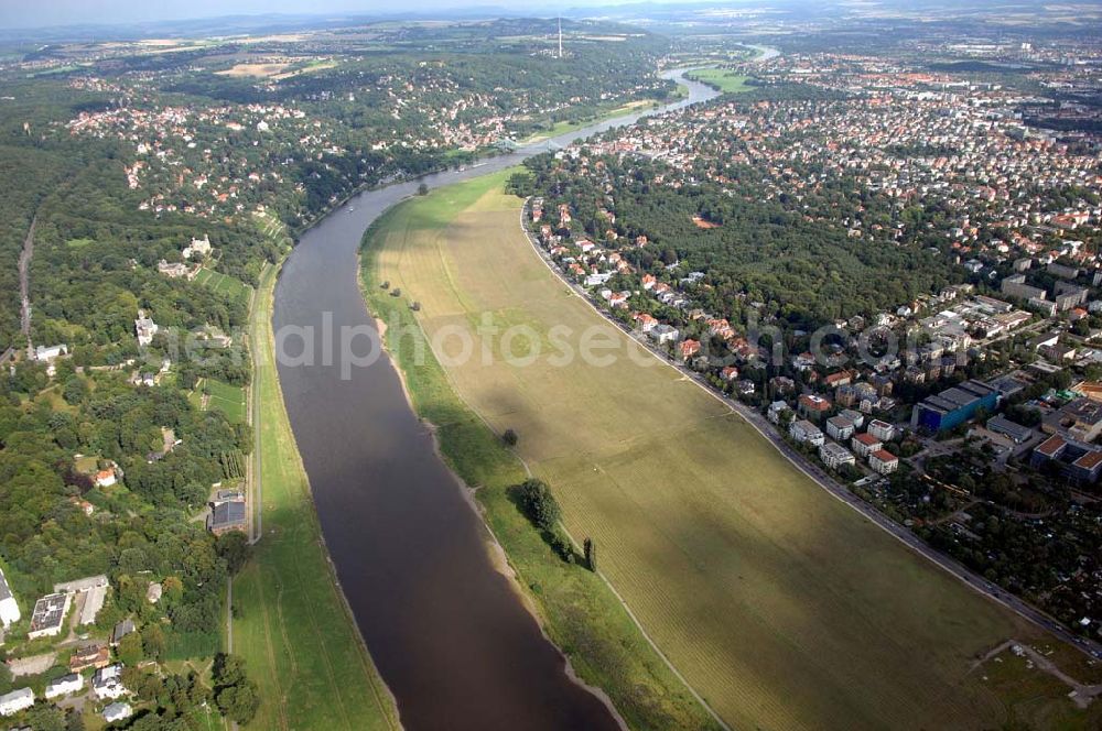 Dresden from the bird's eye view: Die Dresdner Elbhänge sind ein kulturlandschaftlicher Raum in Dresden. Sie bilden den nordöstlichen Rand des Elbtalkessels. Zu erkennen ist auch die Loschwitz Brücke (Blaues Wunder).