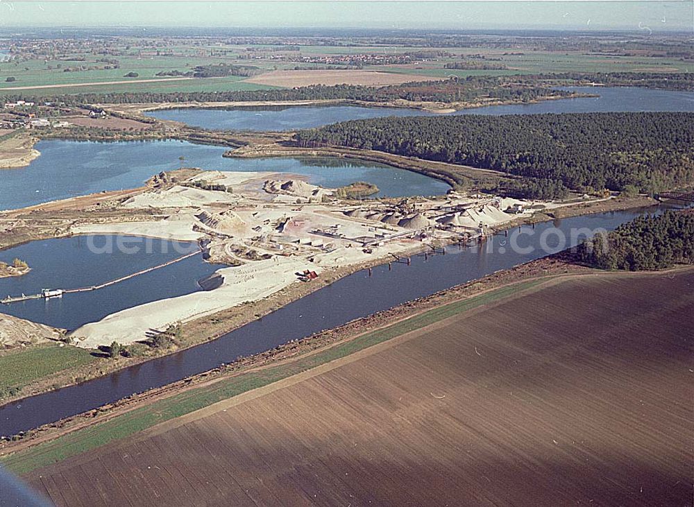 Aerial image Niegripp / Sachsen Anhalt - 14.10.2003 Blick auf den Elbe-Havel Kanal bei Niegripp, kurz vor der Orstchaft Hohenwarthe