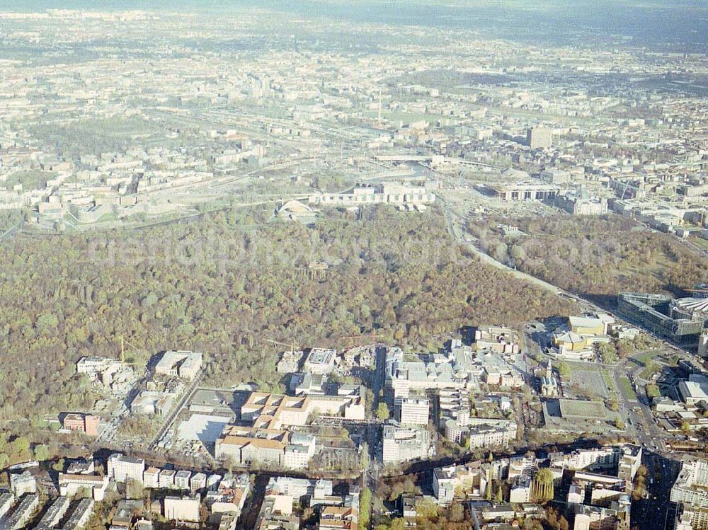 Aerial photograph Berlin - Tiergarten - Blick auf das Emsemble der Botschaften und Botschaftsbaustellen im Tiergarten in Berlin - Tiergarten.