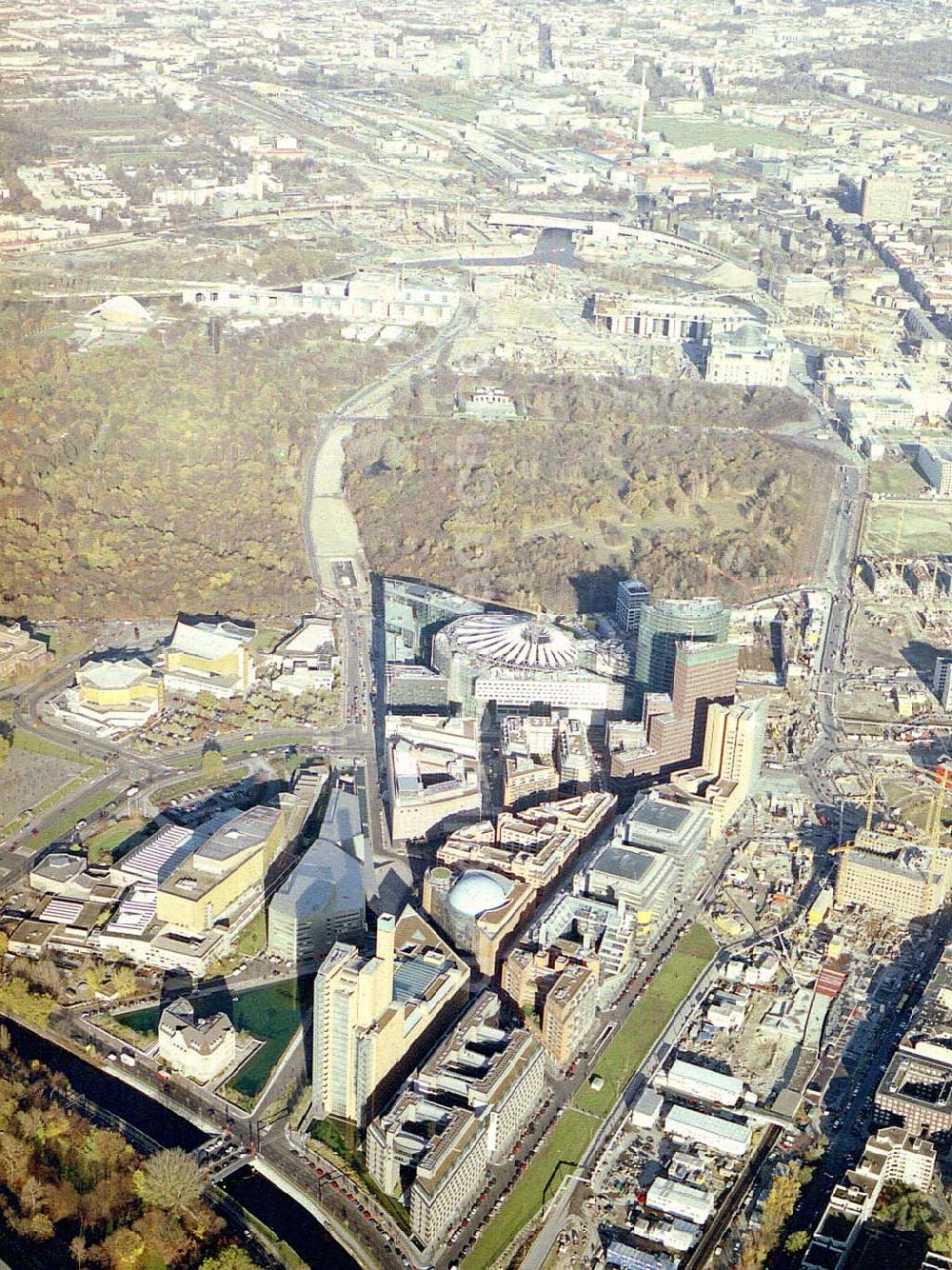 Berlin - Tiergarten from above - Blick auf das Emsemble der Wohn - und Geschäftshäuser am Potsdamer Platz in Berlin - Tiergarten.