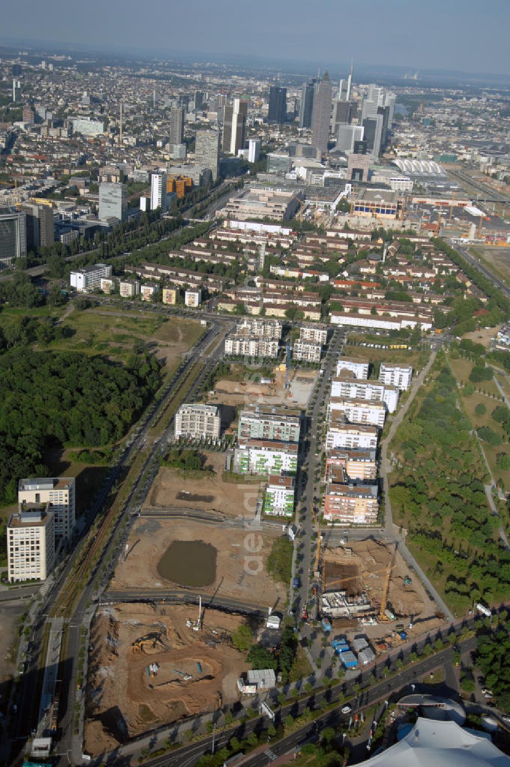 Aerial image Frankfurt am Main - Blick entlang der Theodor-Heuss-Alle zur Frankfurter Innenstadt. Zu sehen sind Wohngebiete am Dammgraben, Geschäfts- und Industriebauten, sowie die Wolkenkratzer der City und Umgebung.