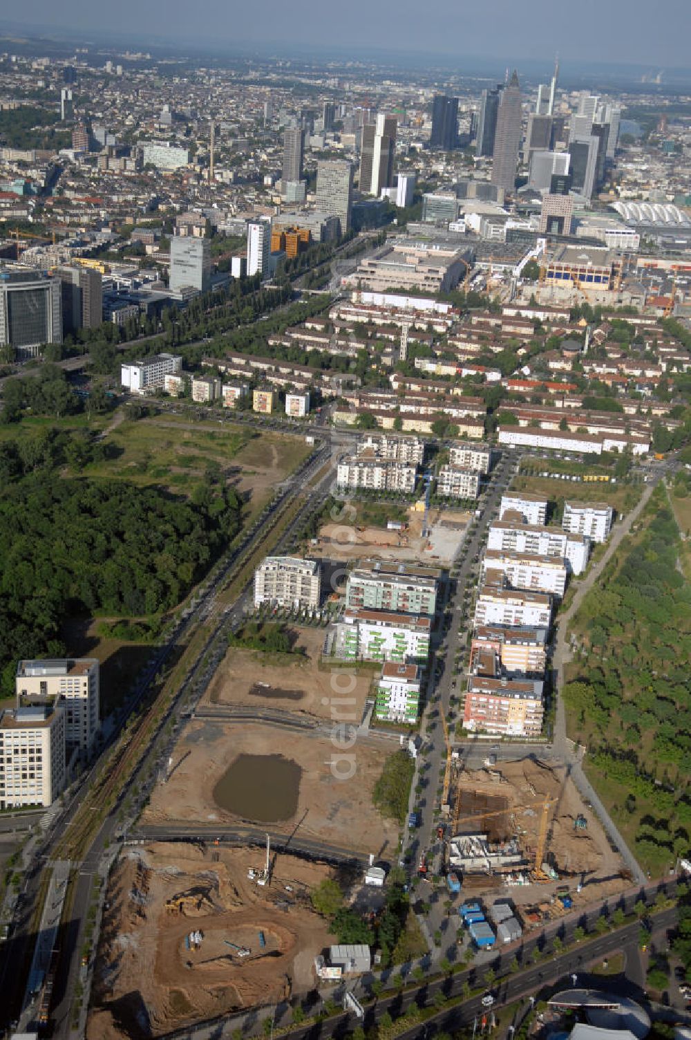 Aerial photograph Frankfurt am Main - Blick entlang der Theodor-Heuss-Alle zur Frankfurter Innenstadt. Zu sehen sind Wohngebiete am Dammgraben, Geschäfts- und Industriebauten, sowie die Wolkenkratzer der City und Umgebung.