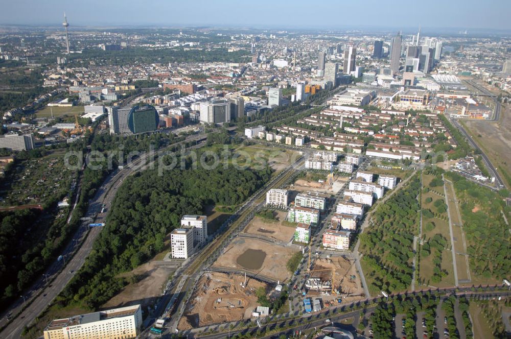 Frankfurt am Main from above - Blick entlang der Theodor-Heuss-Alle zur Frankfurter Innenstadt. Zu sehen sind Wohngebiete am Dammgraben, Geschäfts- und Industriebauten, sowie die Wolkenkratzer der City und Umgebung.