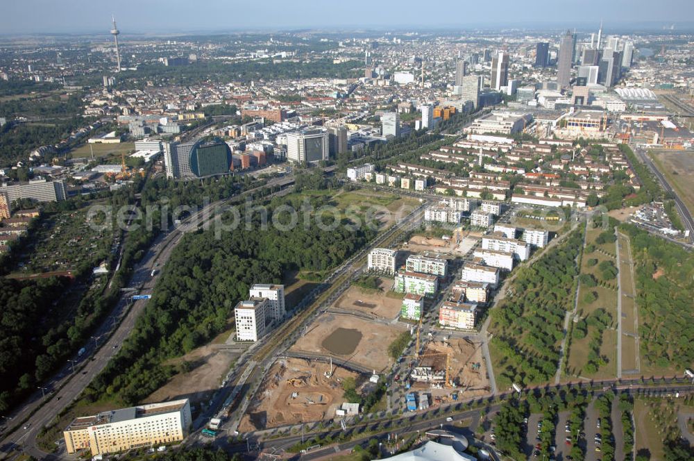 Frankfurt am Main from the bird's eye view: Blick entlang der Theodor-Heuss-Alle zur Frankfurter Innenstadt. Zu sehen sind Wohngebiete am Dammgraben, Geschäfts- und Industriebauten, sowie die Wolkenkratzer der City und Umgebung.