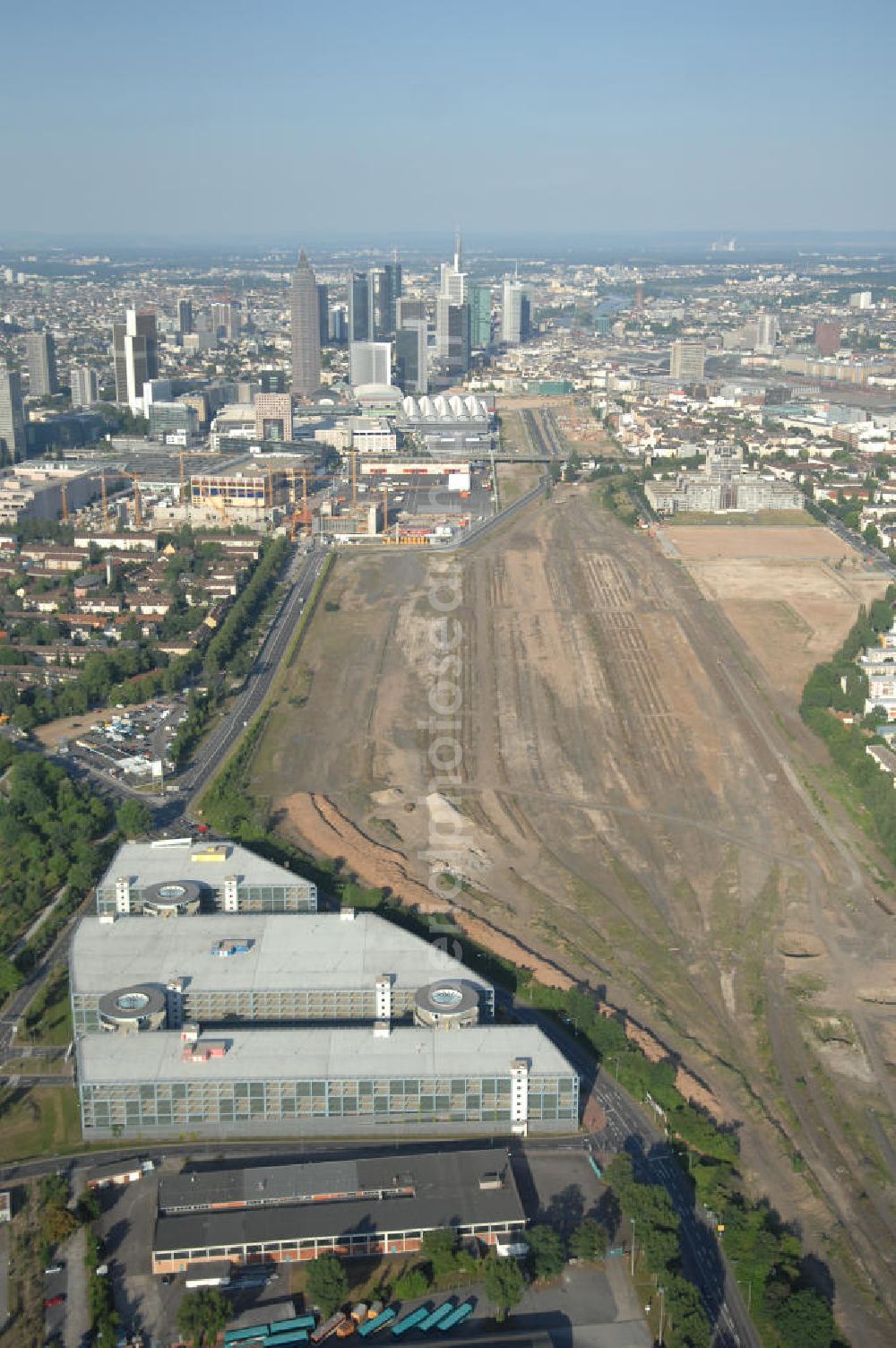 Aerial image Frankfurt am Main - Blick entlang der Schienen am Dammgraben zur Frankfurter Innenstadt. Zu sehen sind Wohngebiete am Dammgraben, Geschäfts- und Industriebauten, sowie die Wolkenkratzer der City und Umgebung.