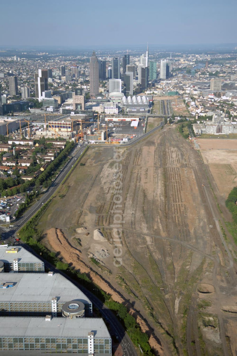 Aerial photograph Frankfurt am Main - Blick entlang der Schienen am Dammgraben zur Frankfurter Innenstadt. Zu sehen sind Wohngebiete am Dammgraben, Geschäfts- und Industriebauten, sowie die Wolkenkratzer der City und Umgebung.