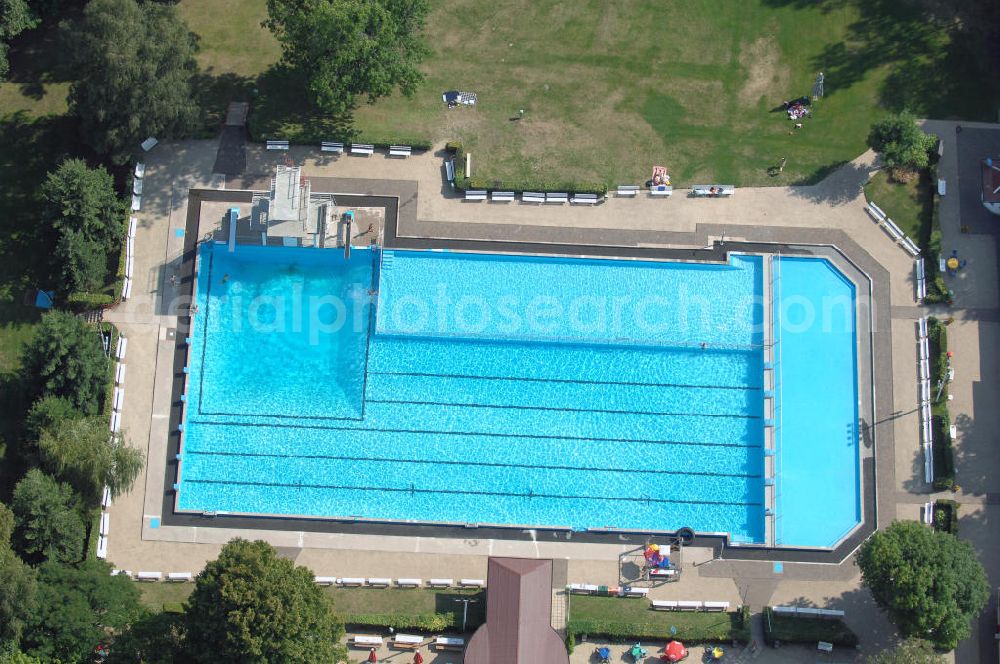 Aerial image Friedrichroda - Blick auf das 1935 eröffnete Sportbad am Kurpark Friedrichroda. Ursprünglich sollte es als Trainingsstätte für die Olympiade 1936 und 1940 dienen. Die Anlage verfügt über sechs Schwimmbahnen von 50 Metern Länge und hat einen Sprungturm mit Plattformen von 1, 3, 5 und 10 Metern Höhe. 1995 wurde die Anlage unter Denkmalschutz getellt und seitdem jedes Jahr überarbeitet und neu gestrichen. Beim Beckenwasser handelt es sich um Quellwasser, das aus einer eigenen Quelle im Außenpark des Schlosses Reinhardsbrunn gewonnen wird. Kontakt: Sportbad Friedrichroda, Tabarzer Str. 99894 Friedrichroda, Tel. +49(0)3623 304579, Achim Walder: