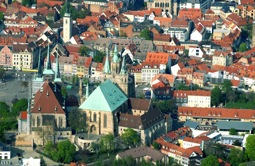 Aerial image Erfurt - Blick auf den Erfurter Domberg mit Dom (rechts) und Severikirche (links). Der Dom ist der älteste Kirchenbau in Erfurt. Im 8. Jhd. diente er als Bischofssitz. Ab dem Hochmittelalter bis ins 19. Jhd. war er Sitz des Kollegialstifts St. Marien. Erst 1994 wurde er wieder zur Kathedrale des neuen Bistums Erfurt. Die Severikirche gehört zu den bedeutendsten gotischen Bauten in Deutschland. Kontakt: