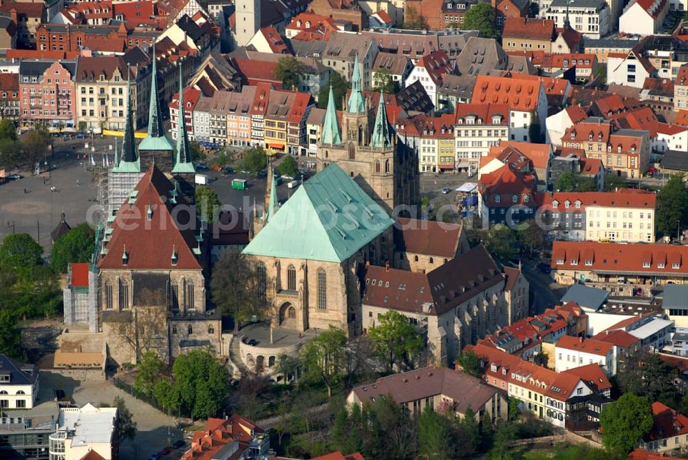 Aerial photograph Erfurt - Blick auf den Erfurter Domberg mit Dom (rechts) und Severikirche (links). Der Dom ist der älteste Kirchenbau in Erfurt. Im 8. Jhd. diente er als Bischofssitz. Ab dem Hochmittelalter bis ins 19. Jhd. war er Sitz des Kollegialstifts St. Marien. Erst 1994 wurde er wieder zur Kathedrale des neuen Bistums Erfurt. Die Severikirche gehört zu den bedeutendsten gotischen Bauten in Deutschland. Kontakt: