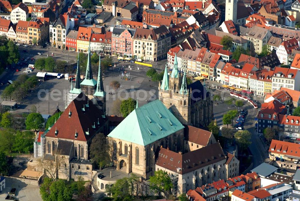 Aerial image Erfurt - Blick auf den Erfurter Domberg mit Dom (rechts) und Severikirche (links). Der Dom ist der älteste Kirchenbau in Erfurt. Im 8. Jhd. diente er als Bischofssitz. Ab dem Hochmittelalter bis ins 19. Jhd. war er Sitz des Kollegialstifts St. Marien. Erst 1994 wurde er wieder zur Kathedrale des neuen Bistums Erfurt. Die Severikirche gehört zu den bedeutendsten gotischen Bauten in Deutschland. Kontakt: