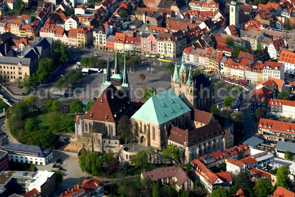 Aerial photograph Erfurt - Blick auf den Erfurter Domberg mit Dom (rechts) und Severikirche (links). Der Dom ist der älteste Kirchenbau in Erfurt. Im 8. Jhd. diente er als Bischofssitz. Ab dem Hochmittelalter bis ins 19. Jhd. war er Sitz des Kollegialstifts St. Marien. Erst 1994 wurde er wieder zur Kathedrale des neuen Bistums Erfurt. Die Severikirche gehört zu den bedeutendsten gotischen Bauten in Deutschland. Kontakt: