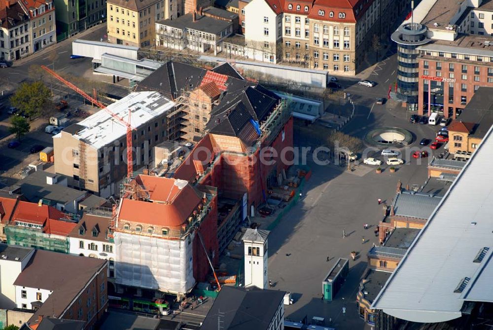 Erfurt from above - Blick auf den Erfurter Hof gegenüber dem Erfurter Hauptbahnhof während der Renovierungsarbeiten. Hier fand 1970 das legendäre Treffen zwischen Willy Brandt und Willi Stoph statt. Im Februar 2006 begann der Umbau mittlerweile leerstehenden Erfurter Hof. Nun wird es durch die Landesentwicklungsgesellschaft (LEG) Thüringen. und die Stadt Erfurt zum 5-Sterne-Hotel umgebaut. Kontakt LEG: Herr Wiemers, holger.wiemers@leg-thueringen.de,