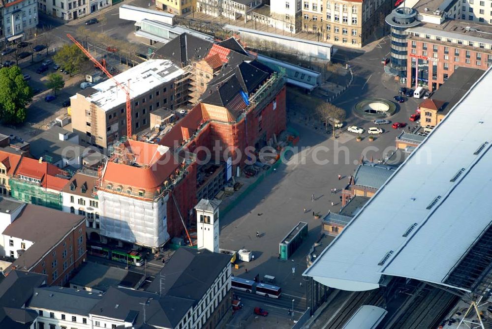 Erfurt from the bird's eye view: Blick auf den Erfurter Hof gegenüber dem Erfurter Hauptbahnhof während der Renovierungsarbeiten. Hier fand 1970 das legendäre Treffen zwischen Willy Brandt und Willi Stoph statt. Im Februar 2006 begann der Umbau mittlerweile leerstehenden Erfurter Hof. Nun wird es durch die Landesentwicklungsgesellschaft (LEG) Thüringen. und die Stadt Erfurt zum 5-Sterne-Hotel umgebaut. Kontakt LEG: Herr Wiemers, holger.wiemers@leg-thueringen.de,