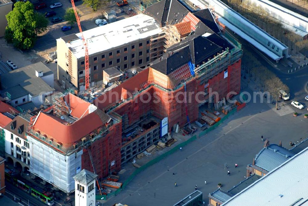 Aerial image Erfurt - Blick auf den Erfurter Hof gegenüber dem Erfurter Hauptbahnhof während der Renovierungsarbeiten. Hier fand 1970 das legendäre Treffen zwischen Willy Brandt und Willi Stoph statt. Im Februar 2006 begann der Umbau mittlerweile leerstehenden Erfurter Hof. Nun wird es durch die Landesentwicklungsgesellschaft (LEG) Thüringen. und die Stadt Erfurt zum 5-Sterne-Hotel umgebaut. Kontakt LEG: Herr Wiemers, holger.wiemers@leg-thueringen.de,