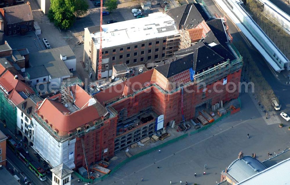 Erfurt from above - Blick auf den Erfurter Hof gegenüber dem Erfurter Hauptbahnhof während der Renovierungsarbeiten. Hier fand 1970 das legendäre Treffen zwischen Willy Brandt und Willi Stoph statt. Im Februar 2006 begann der Umbau mittlerweile leerstehenden Erfurter Hof. Nun wird es durch die Landesentwicklungsgesellschaft (LEG) Thüringen. und die Stadt Erfurt zum 5-Sterne-Hotel umgebaut. Kontakt LEG: Herr Wiemers, holger.wiemers@leg-thueringen.de,