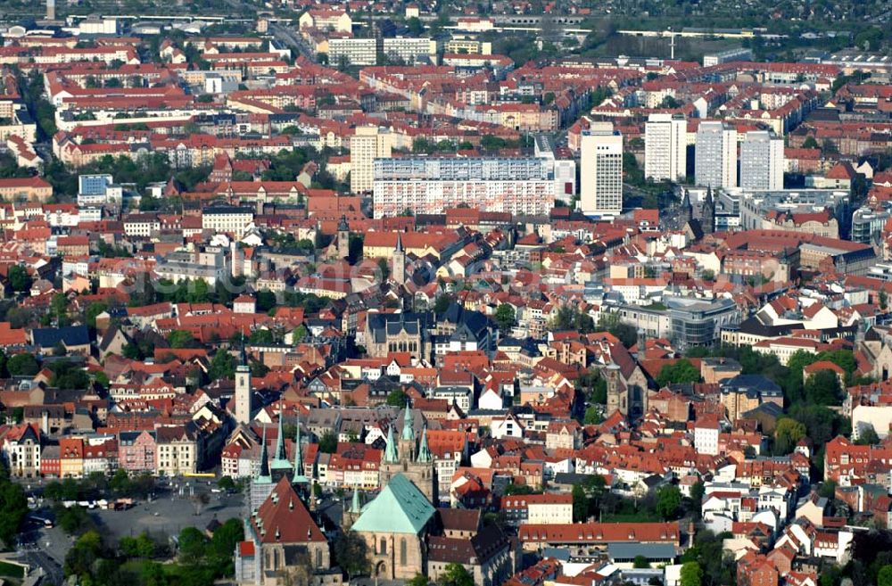 Erfurt from the bird's eye view: Blick auf die Erfurter Innenstadt und den Domberg (Vordergrund) mit Dom (rechts) und Severikirche (links). Der Dom (auch St. Marien oder Probsteikirche) ist der älteste Kirchenbau in Erfurt. Im 8. Jhd. diente er als Bischofssitz. Ab dem Hochmittelalter bis ins 19. Jhd. war er Sitz des Kollegialstifts St. Marien. Erst 1994 wurde er wieder zur Kathedrale des neuen Bistums Erfurt. Die Severikirche gehört zu den bedeutendsten gotischen Bauten in Deutschland. Kontakt: