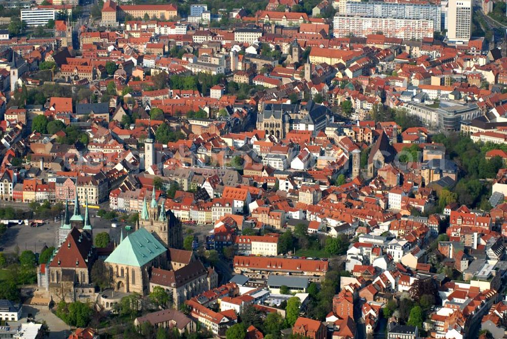 Erfurt from the bird's eye view: Blick auf die Erfurter Innenstadt und den Domberg (Vordergrund) mit Dom (rechts) und Severikirche (links). Der Dom (auch St. Marien oder Probsteikirche) ist der älteste Kirchenbau in Erfurt. Im 8. Jhd. diente er als Bischofssitz. Ab dem Hochmittelalter bis ins 19. Jhd. war er Sitz des Kollegialstifts St. Marien. Erst 1994 wurde er wieder zur Kathedrale des neuen Bistums Erfurt. Die Severikirche gehört zu den bedeutendsten gotischen Bauten in Deutschland. Kontakt: