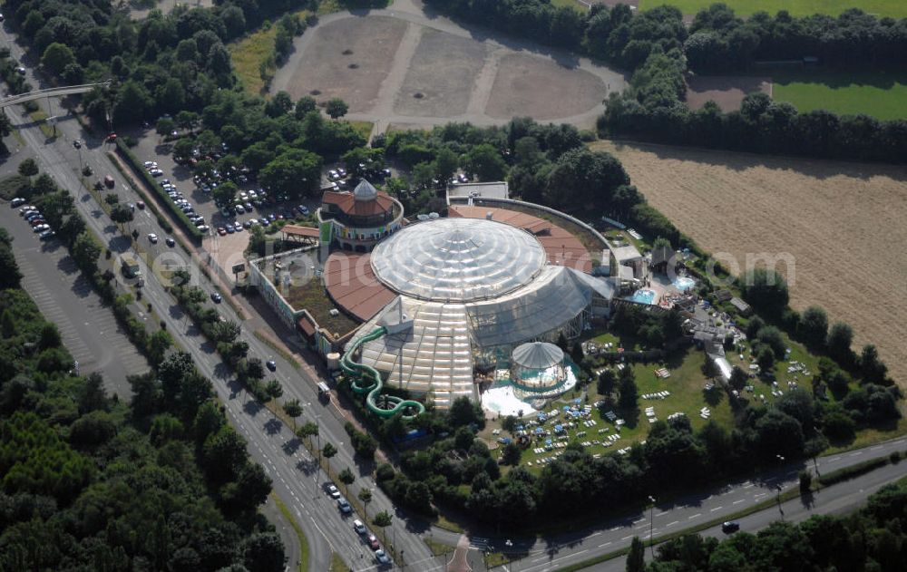 Köln from the bird's eye view: Blick auf das Erlebnis- und Freizeitbad Aqualand in Köln. Dieses Schwimmbad bietet seinen Gästen sowohl Spaß und Unterhaltung in Form von Wasserrutschen, als auch Entspannung in Form von Dampfbädern und Erlebnisduschen oder der Saunalandschaft. Jung und alt kommen hier auf ihre Kosten. Es gibt ein Kinderparadies in dem die Kleinen betreut werden und es ist möglich dort einen Kindergeburtstag zu feiern. Auch diverse Schwimmkurse bietet das Aqualand an. Kontakt: Aqualand Freizeitbad, Merianstraße 1 50765 Köln, Tel. +49(0)211 7028 0, Fax +49(0)221 7003658, Email: info@aqualand.de