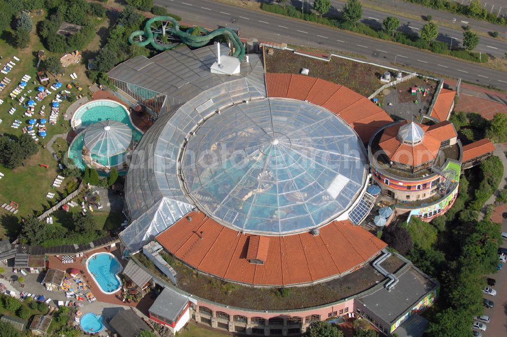 Köln from above - Blick auf das Erlebnis- und Freizeitbad Aqualand in Köln. Dieses Schwimmbad bietet seinen Gästen sowohl Spaß und Unterhaltung in Form von Wasserrutschen, als auch Entspannung in Form von Dampfbädern und Erlebnisduschen oder der Saunalandschaft. Jung und alt kommen hier auf ihre Kosten. Es gibt ein Kinderparadies in dem die Kleinen betreut werden und es ist möglich dort einen Kindergeburtstag zu feiern. Auch diverse Schwimmkurse bietet das Aqualand an. Kontakt: Aqualand Freizeitbad, Merianstraße 1 50765 Köln, Tel. +49(0)211 7028 0, Fax +49(0)221 7003658, Email: info@aqualand.de