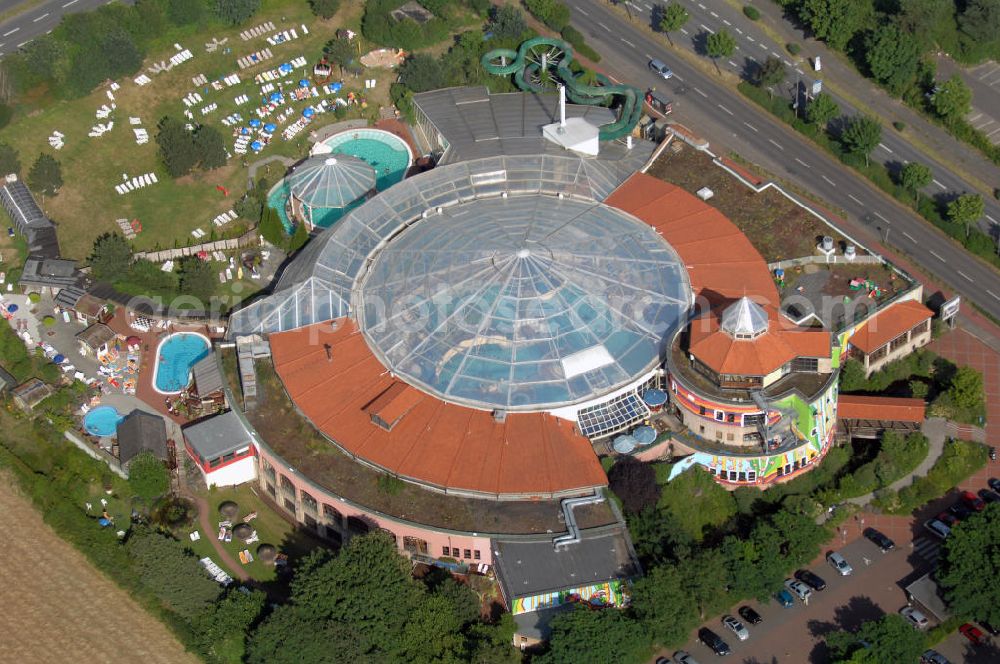 Köln from the bird's eye view: Blick auf das Erlebnis- und Freizeitbad Aqualand in Köln. Dieses Schwimmbad bietet seinen Gästen sowohl Spaß und Unterhaltung in Form von Wasserrutschen, als auch Entspannung in Form von Dampfbädern und Erlebnisduschen oder der Saunalandschaft. Jung und alt kommen hier auf ihre Kosten. Es gibt ein Kinderparadies in dem die Kleinen betreut werden und es ist möglich dort einen Kindergeburtstag zu feiern. Auch diverse Schwimmkurse bietet das Aqualand an. Kontakt: Aqualand Freizeitbad, Merianstraße 1 50765 Köln, Tel. +49(0)211 7028 0, Fax +49(0)221 7003658, Email: info@aqualand.de