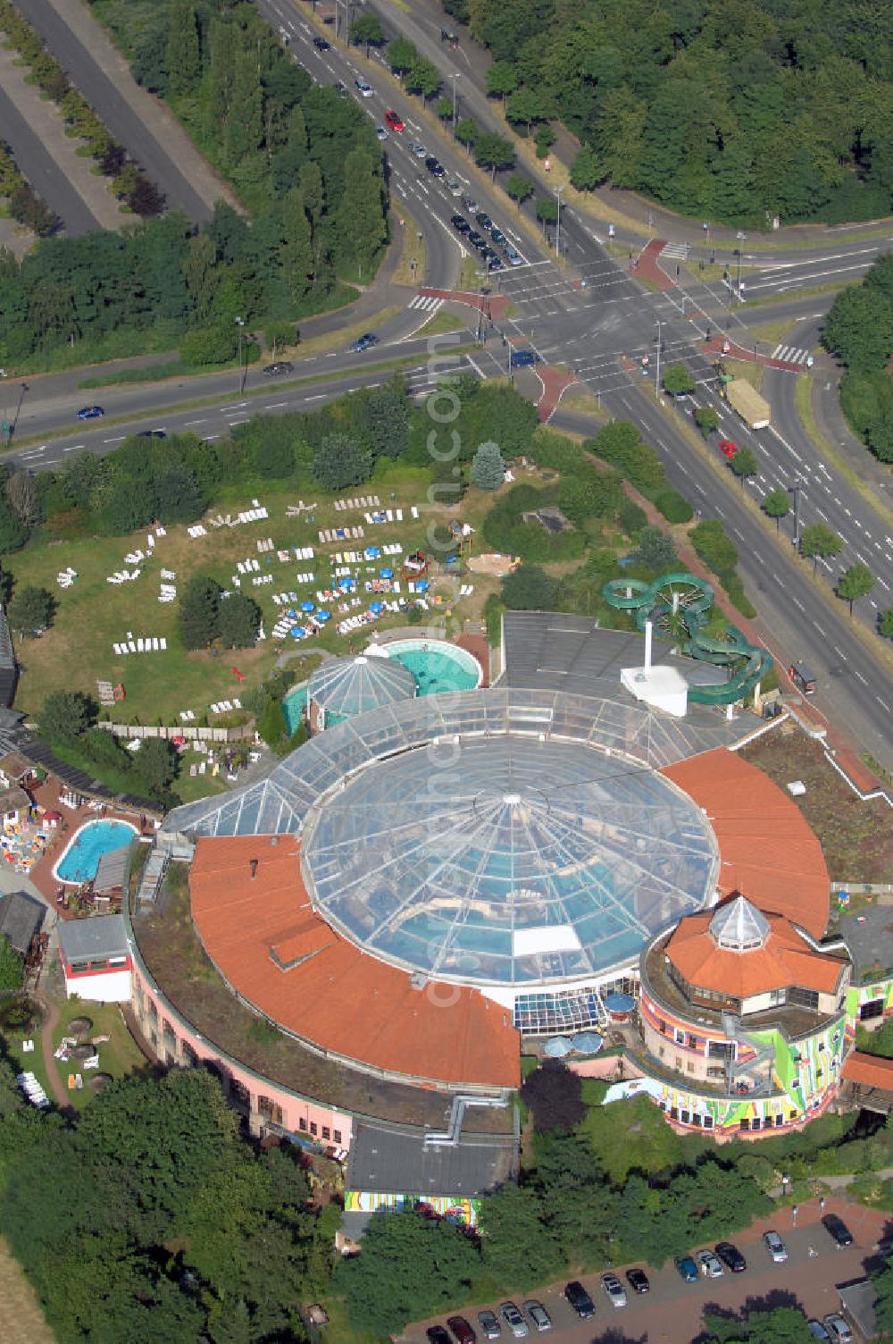 Aerial image Köln - Blick auf das Erlebnis- und Freizeitbad Aqualand in Köln. Dieses Schwimmbad bietet seinen Gästen sowohl Spaß und Unterhaltung in Form von Wasserrutschen, als auch Entspannung in Form von Dampfbädern und Erlebnisduschen oder der Saunalandschaft. Jung und alt kommen hier auf ihre Kosten. Es gibt ein Kinderparadies in dem die Kleinen betreut werden und es ist möglich dort einen Kindergeburtstag zu feiern. Auch diverse Schwimmkurse bietet das Aqualand an. Kontakt: Aqualand Freizeitbad, Merianstraße 1 50765 Köln, Tel. +49(0)211 7028 0, Fax +49(0)221 7003658, Email: info@aqualand.de