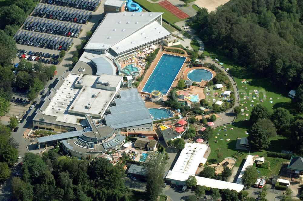 Norderstedt from the bird's eye view: Blick auf das Erlebnisbad ARRIBA in Norderstedt. Das Erlebnisbad ARRIBA verfügt über eine Wasserfläche von insgesamt 2.500 qm. Es ist in verschiedene Bereiche eingeteilt, so z. B. in Erlebnis-, Sport-, Thermal-, Familien-, Sommer- und Wellenbad. Desweiteren verfügt es über eine Sauna. Kontakt: ARRIBA Erlebnisbad, Am Hallenbad 14, 22850 Norderstedt, Tel.: +49(0)40 521984 0, Fax: +49(0)40 521984 17, E-Mail: info@arriba-erlebnisbad.de