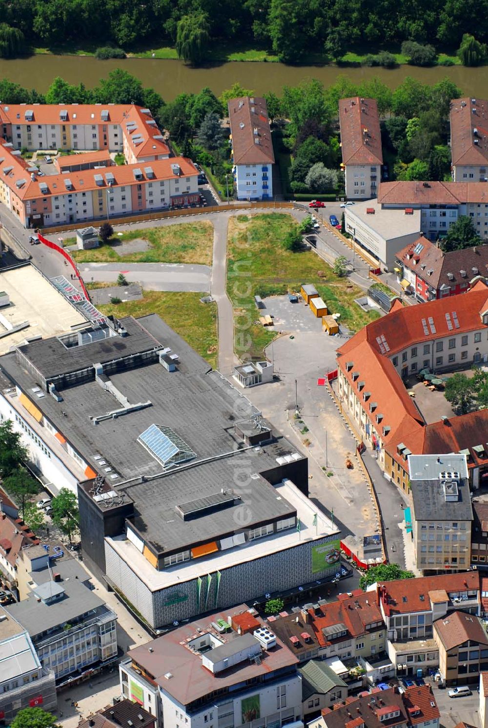 Heilbronn from the bird's eye view: Blick auf die Erschließungsfläche für die neue Stadtgalerie Heilbronn. Der Bau am neuen Einkaufszentrum hat im März 2006 auf dem Lan derer-Areal in der Altstadt begonnen und soll 2007 beendet sein. Projektleitung: ECE Projektmanagement GmbH (Kontakt Pressestelle: ECE Projektmanagement G.m.b.H. & Co. KG, Öffentlichkeitsarbeit und Akquisition, Heegbarg 30, 22391 Hamburg, Telefon (040) 60 60 6-353, Telefax (040) 60 60 6-511, E-Mail: photo@ece.de, E-Mail: press@ece.de,