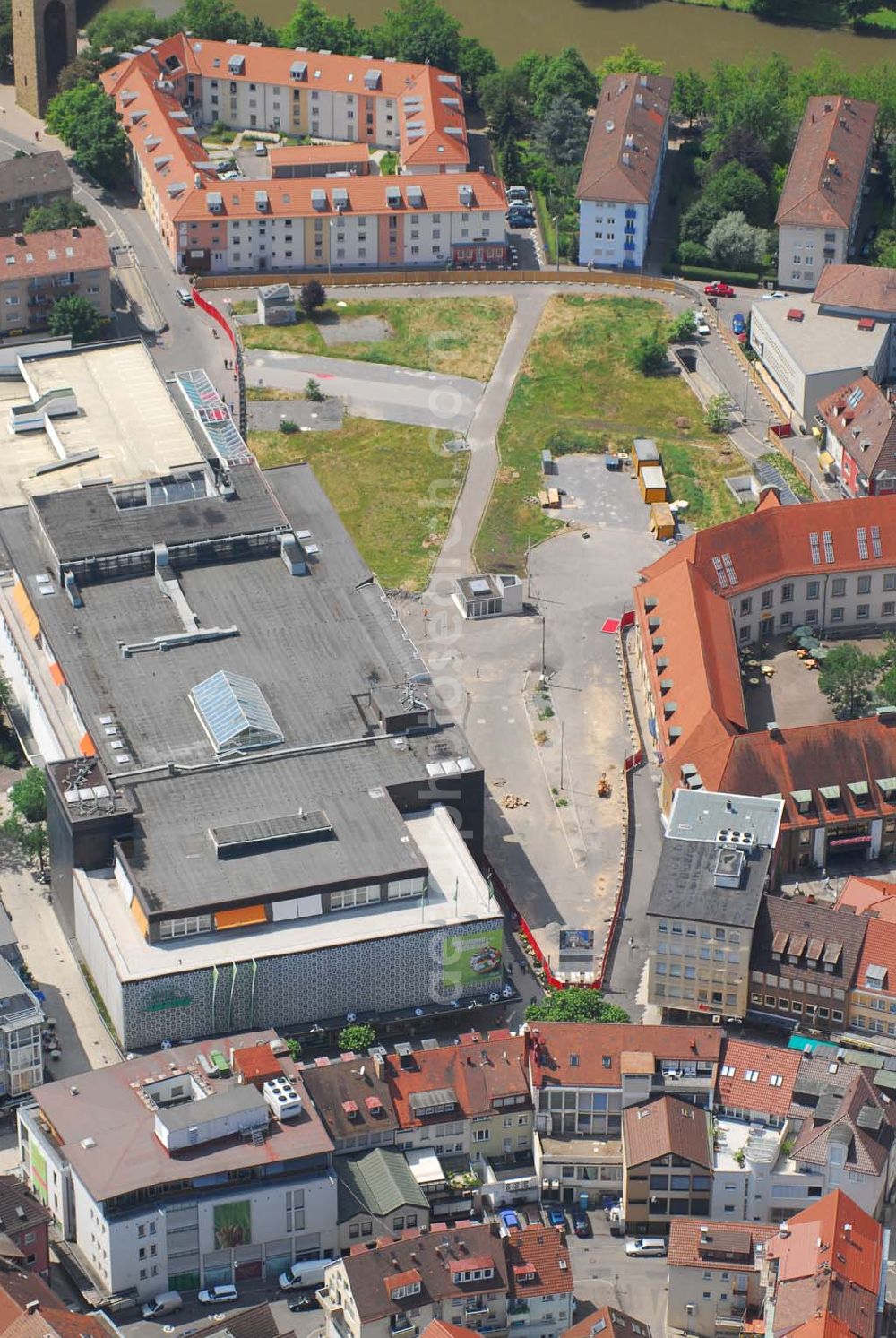 Aerial photograph Heilbronn - Blick auf die Erschließungsfläche für die neue Stadtgalerie Heilbronn. Der Bau am neuen Einkaufszentrum hat im März 2006 auf dem Lan derer-Areal in der Altstadt begonnen und soll 2007 beendet sein. Projektleitung: ECE Projektmanagement GmbH (Kontakt Pressestelle: ECE Projektmanagement G.m.b.H. & Co. KG, Öffentlichkeitsarbeit und Akquisition, Heegbarg 30, 22391 Hamburg, Telefon (040) 60 60 6-353, Telefax (040) 60 60 6-511, E-Mail: photo@ece.de, E-Mail: press@ece.de,