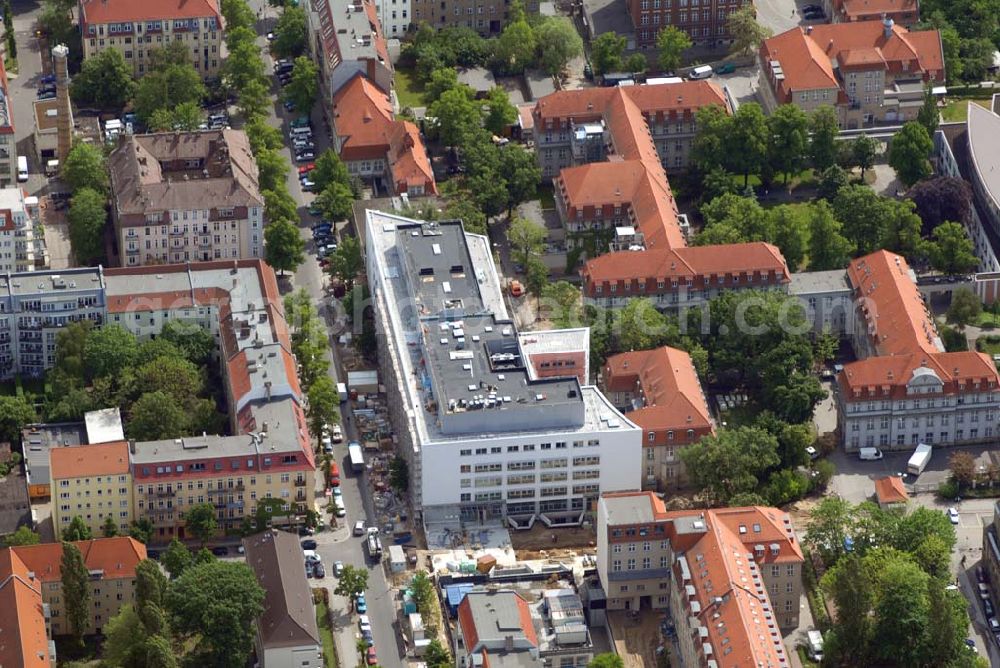 Berlin from above - Blick auf den Erweiterungsbau am Krankenhaus Lichtenberg in der Fanningerstraße.