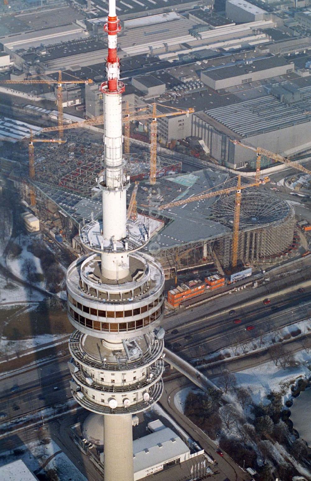 München / Bayern from above - 15.01.2006 München (Bayern) Blick auf die Erweiterungsbaustelle des Auslieferungs- und Eventcenter BMW Welt der BMW AG am Georg-Brauchle-Ring nahe dem Olympia Park in München