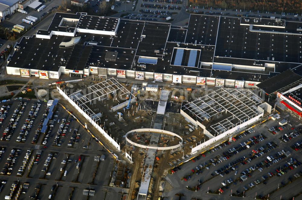 WILDAU from above - Blick auf die Erweiterungsbaustelle am A10 Center am südlichen Berliner Ring bei Wildau.