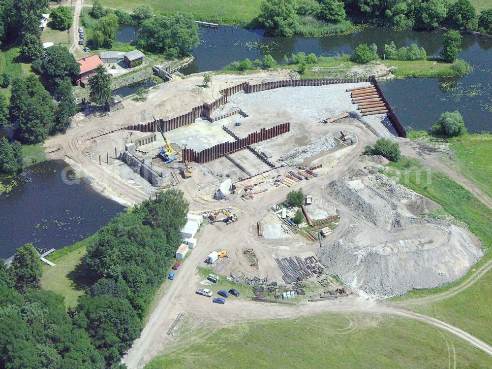 Kossenblatt from the bird's eye view: Blick auf die Erweiterungsbaustelle der Schleuse Kossenblatt. Ein Projekt der PTW Planungsgemeinschaft Tief- und Wasserbau GmbH in der Lewickistr.12 in 01279 Dresden, Tel 0351/ 45 251-0, Herr Oberdorf obendorf@ptw-dresden.de