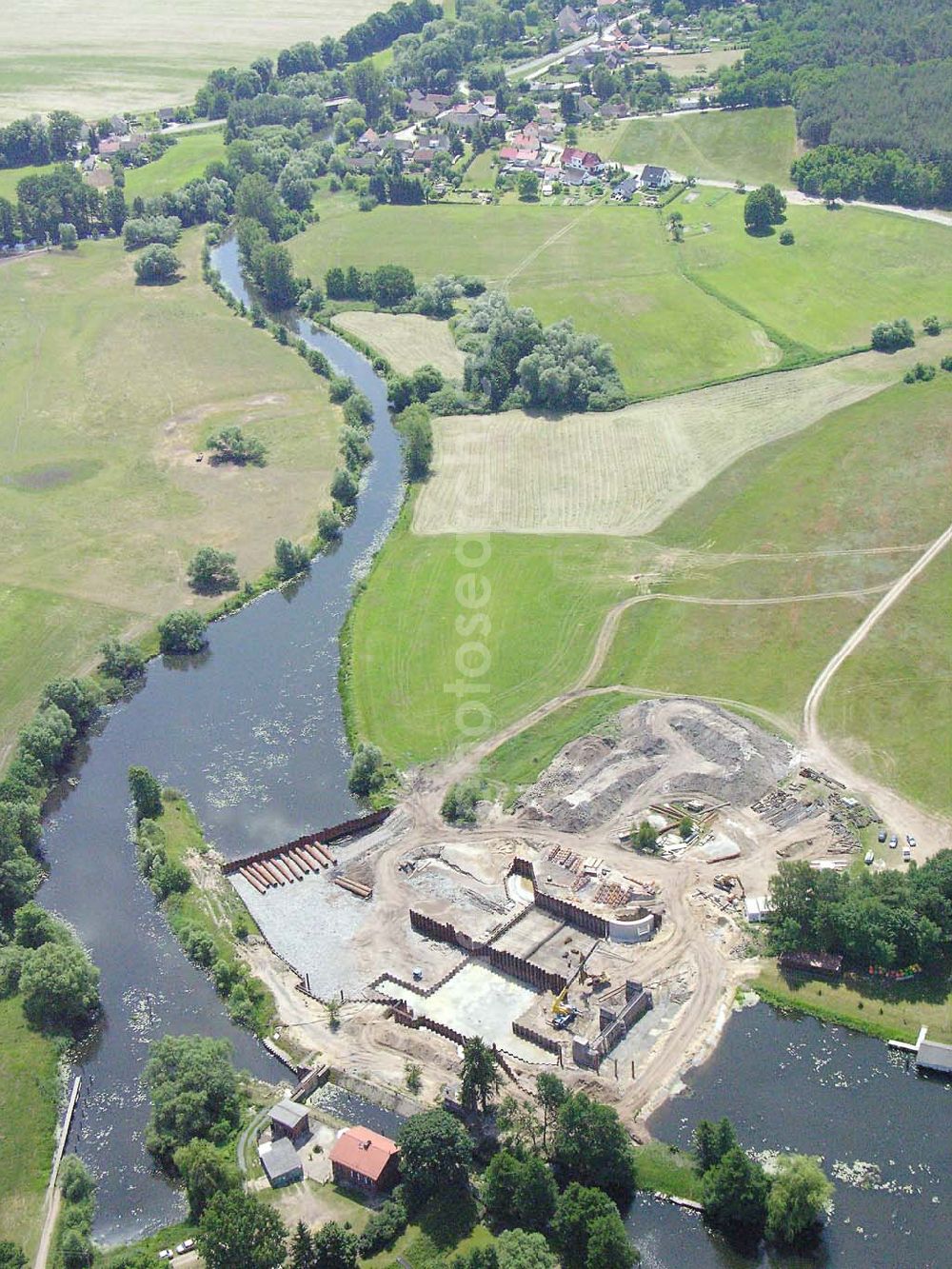 Kossenblatt from above - Blick auf die Erweiterungsbaustelle der Schleuse Kossenblatt. Ein Projekt der PTW Planungsgemeinschaft Tief- und Wasserbau GmbH in der Lewickistr.12 in 01279 Dresden, Tel 0351/ 45 251-0, Herr Oberdorf obendorf@ptw-dresden.de