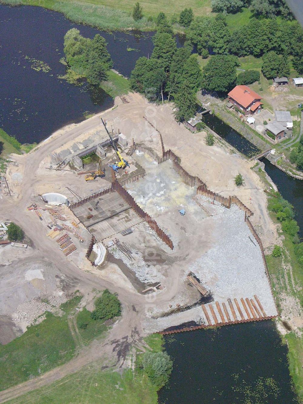 Aerial image Kossenblatt - Blick auf die Erweiterungsbaustelle der Schleuse Kossenblatt. Ein Projekt der PTW Planungsgemeinschaft Tief- und Wasserbau GmbH in der Lewickistr.12 in 01279 Dresden, Tel 0351/ 45 251-0, Herr Oberdorf obendorf@ptw-dresden.de