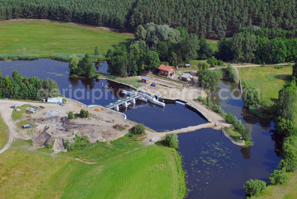 Kossenblatt from the bird's eye view: Blick auf die Erweiterungsbaustelle der Schleuse Kossenblatt. Ein Projekt der PTW Planungsgemeinschaft Tief- und Wasserbau GmbH in der Lewickistr.12 in 01279 Dresden, Tel 0351/ 45 251-0, Herr Oberdorf obendorf@ptw-dresden.de