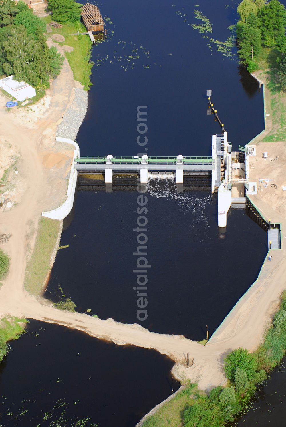 Kossenblatt from the bird's eye view: Blick auf die Erweiterungsbaustelle der Schleuse Kossenblatt. Ein Projekt der PTW Planungsgemeinschaft Tief- und Wasserbau GmbH in der Lewickistr.12 in 01279 Dresden, Tel 0351/ 45 251-0, Herr Oberdorf obendorf@ptw-dresden.de