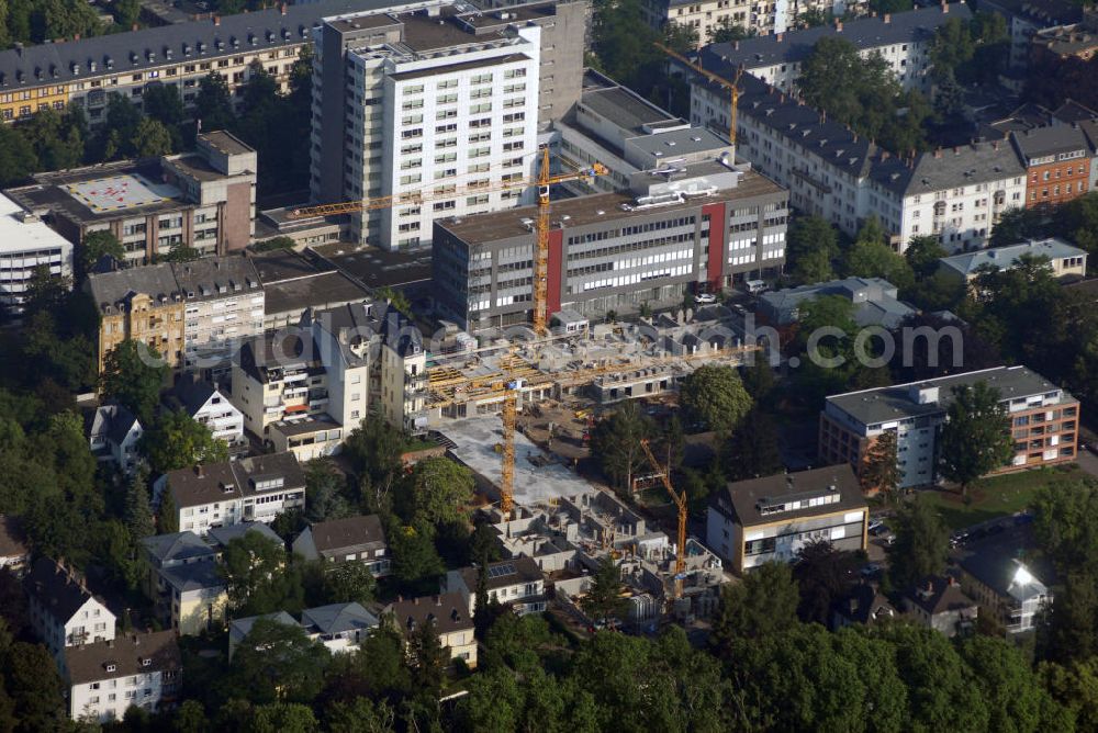 KOBLENZ from above - Blick auf die Erweiterungsbaustelle des Stiftungsklinikum Mittelrhein Gesundheitszentrum Evang. Stift Sankt Martin Koblenz. Die Baukrähne gehören der Firma Breuer & Wasel. Kontakt: Marketing Abteilung, Fraum Schmitz; Tel. 0261137 1970; Kontakt: BREUER&WASEL GmbH, Schwerlastlogistik und Turmdrehkrane, Walter-Gropius-Straße 1, 50126 Bergheim, Tel. 02271 465-0, Fax 02271 465-120, E-Mail mail@breuer-wasel.de, cgi.breuer-wasel.de