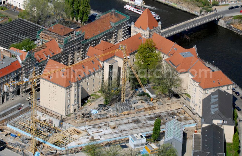 Berlin from the bird's eye view: Blick auf die Baustelle für das neue Kompetenzzentrum der Staatlichen Museen zu Berlin, Preußischer Kulturbesitz und die ehemalige Friedrich-Engels-Kaserne, die Heute Teil der Museen ist. In den Neubau am Kupfergraben, Ecke Geschwister-Scholl-Straße, sollen wissenschaftliche Verwaltungen verschiedener Sammlungen der Staatlichen Mussen zu Berlin einziehen. Aber auch Bibliotheken, Fotoräume, Labore und Werkstätten werden hier Platz finden. Dieses Projekt wird von der Bateg Ingenieurbau GMBH, der GUD Planungsgesellschaft für Ingenieure mbH und dem Architektenbüro harris + kurrle verwirklicht. View to the building area of the new competence center from the Staatliche Museen zu Berlin, Preußischer Kulturbesitz and the former Friedrich-Engels-barracks, wich are now part of the museum area. Into the new building at the Kupfergraben,at the corner Geschwister Scholl Straße will move scientific administrations of different collections from the Staatliche Mussen zu Berlin. Also librarys, photo-rooms, laboratories and workshops will be in there. This project is realised from the Bateg Ingenieurbau GMBH, the GUD Planungsgesellschaft für Ingenieure mbH and the Architektenbüro harris + kurrle.