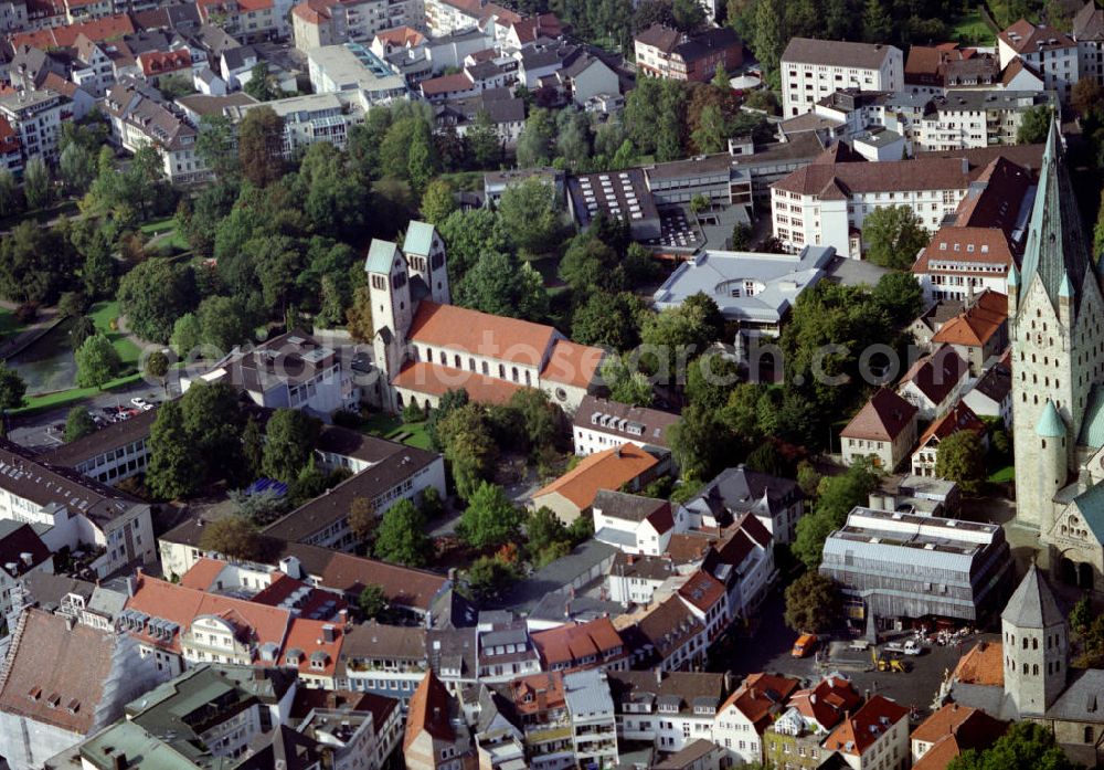 Paderborn from the bird's eye view: Die heute evangelische Abdinghofkirche ist durch ihre Geschichte eng mit dem Treffen Karls des Großen und Leo III verknüpft. Der 799 fertiggestellte Vorgängerbau war vermutlich die Kirche des karolingischen Königshofes.