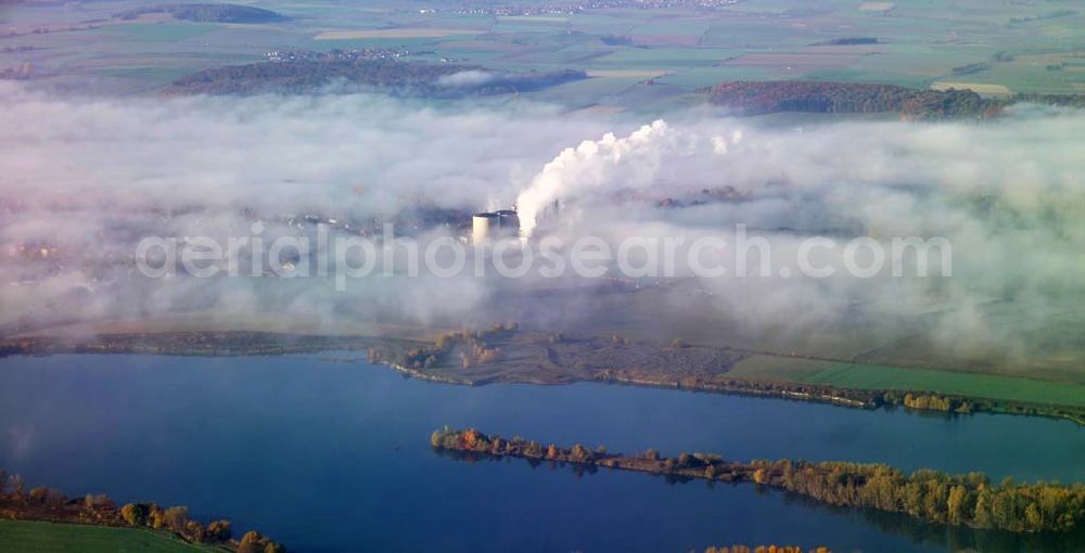 Schladen from above - 28.10.2005 Scladen, Das Werk Schladen gehört mit seiner Inbetriebnahme 1870 zu den ersten Zuckerfabrik-Gründungen im zuckerhistorisch traditionsreichen Braunschweiger Land. Es ist der südlichst gelegene Standort der Nordzucker AG. Im Werk Schladen wird die Grundsorte produziert. Nordzucker AG, Werk Schladen, Bahnhofstraße 13, 38315 Schladen