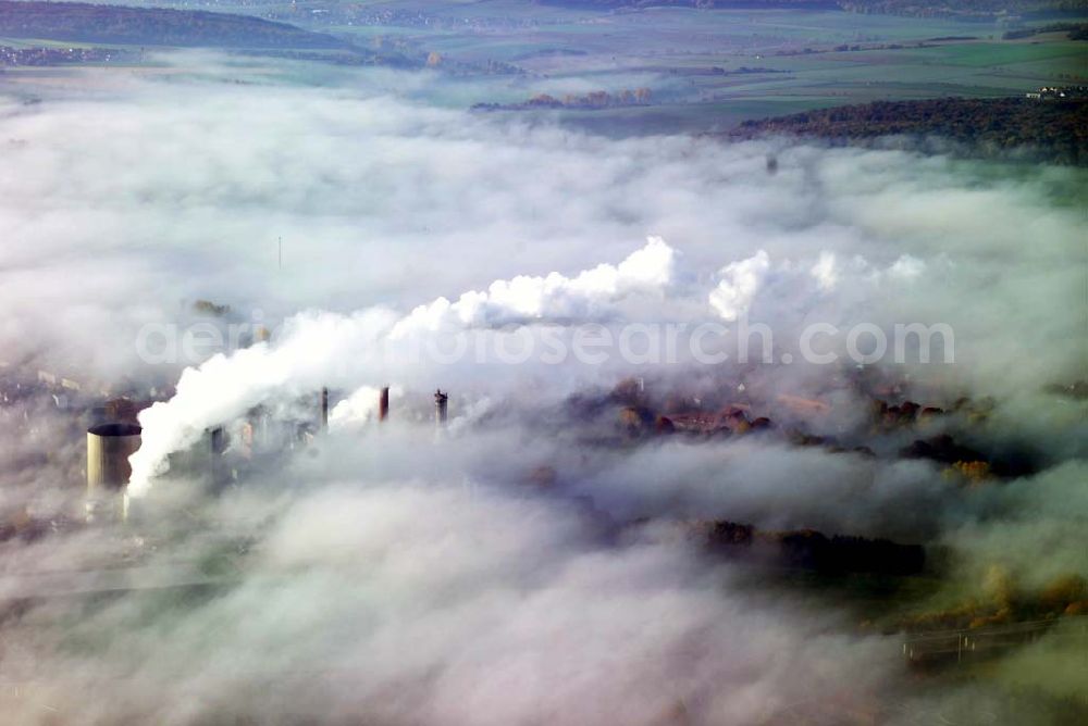 Schladen from above - 28.10.2005 Scladen, Das Werk Schladen gehört mit seiner Inbetriebnahme 1870 zu den ersten Zuckerfabrik-Gründungen im zuckerhistorisch traditionsreichen Braunschweiger Land. Es ist der südlichst gelegene Standort der Nordzucker AG. Im Werk Schladen wird die Grundsorte produziert. Nordzucker AG, Werk Schladen, Bahnhofstraße 13, 38315 Schladen