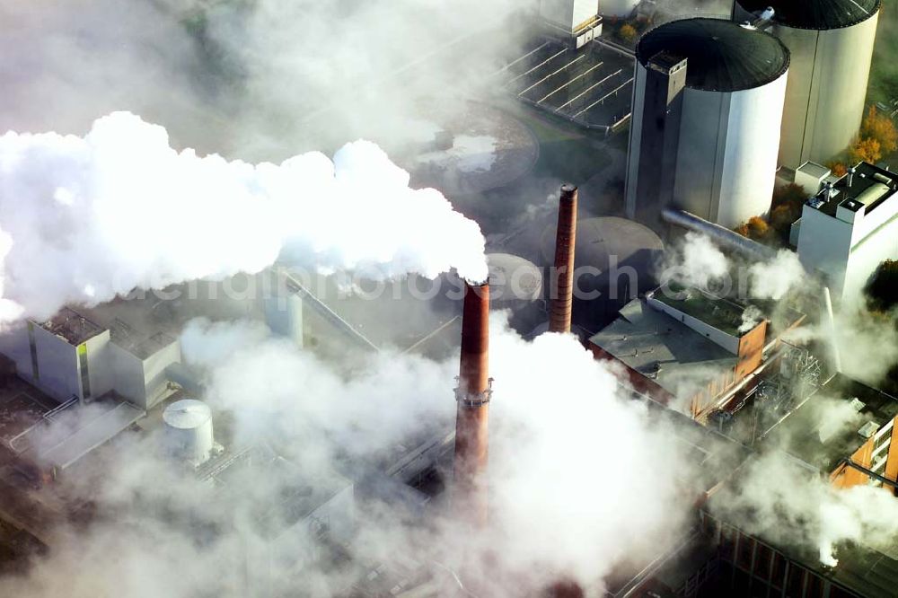 Aerial image Schladen - 28.10.2005 Scladen, Das Werk Schladen gehört mit seiner Inbetriebnahme 1870 zu den ersten Zuckerfabrik-Gründungen im zuckerhistorisch traditionsreichen Braunschweiger Land. Es ist der südlichst gelegene Standort der Nordzucker AG. Im Werk Schladen wird die Grundsorte produziert. Nordzucker AG, Werk Schladen, Bahnhofstraße 13, 38315 Schladen